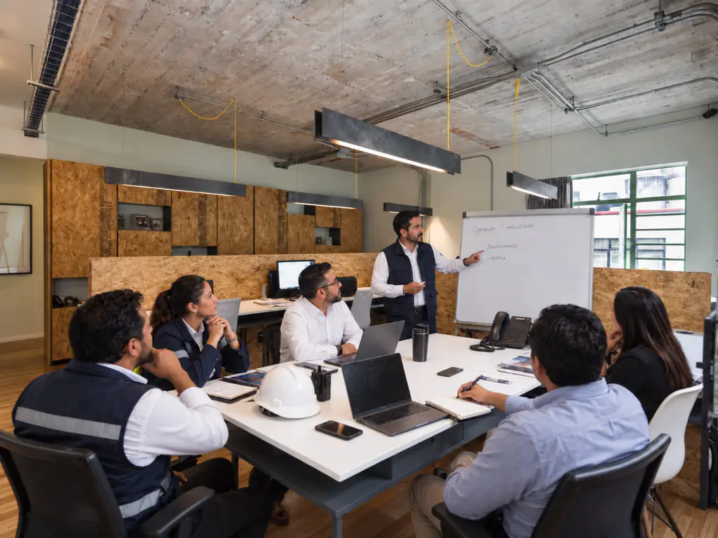 Equipo de Cumpliva en una reunión de trabajo en la oficina de Ciudad de México